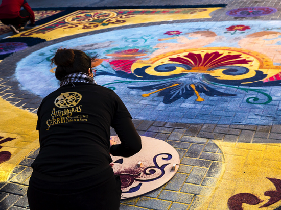 Alfombras del Corpus. Elche de la Sierra.  Declaradas Fiesta de Interés Turístico Nacional y Bien de Interés Cultural ALFOMBRISTAS ELABORANDO ALFOMBRA SERRIN