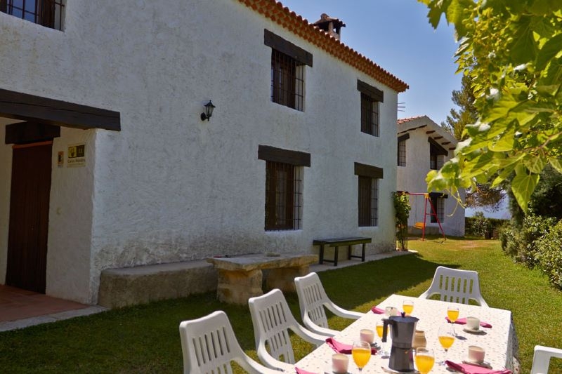 Casa Rural Camaretas y las Encinas fachada  y jardín  de Camaretas   2