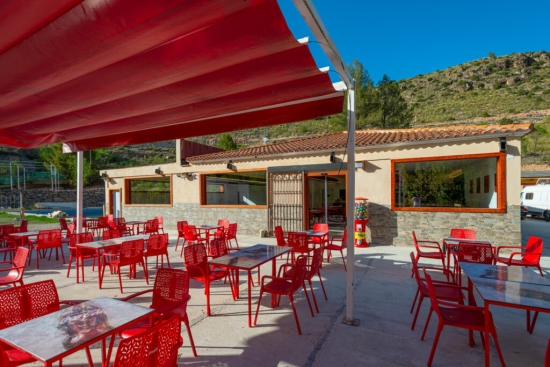 Camping y Restaurante las Fuentes terraza