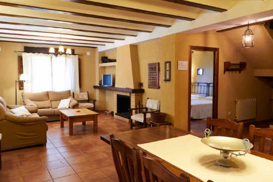 Casa Rural Camaretas y las Encinas Detalle salón-comedor casa Camaretas 1