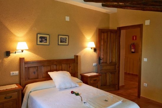 Casa Rural Camaretas y las Encinas detalle dormitorio casa Camaretas 1