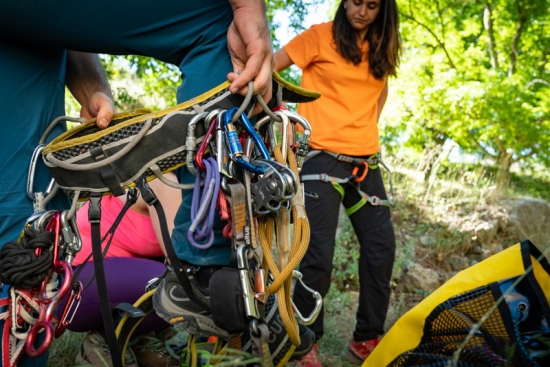 Una vía ferrata de altura equipos