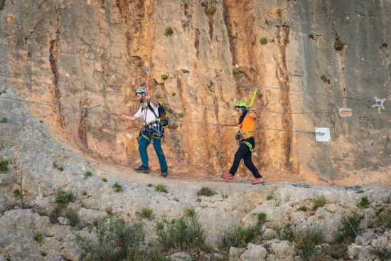 Una vía ferrata de altura puente tibetano