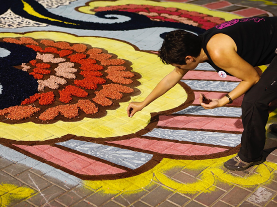 Vive la experiencia de ser un alfombrista de serrín Vive la experiencia de ser un alfombrista de serrín