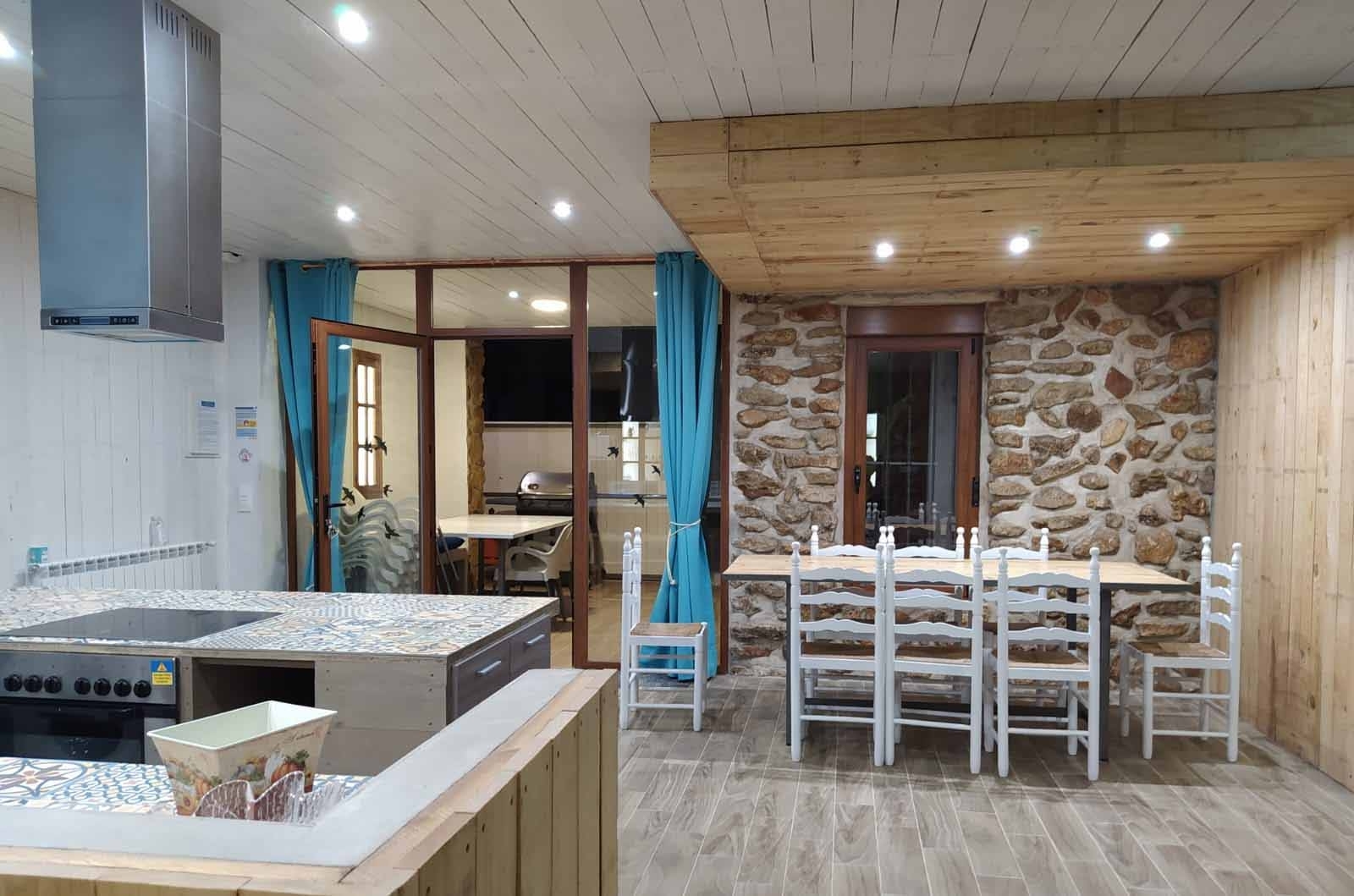 Casas Rurales Rioparden Comedor -Cocina. Casa Marineta