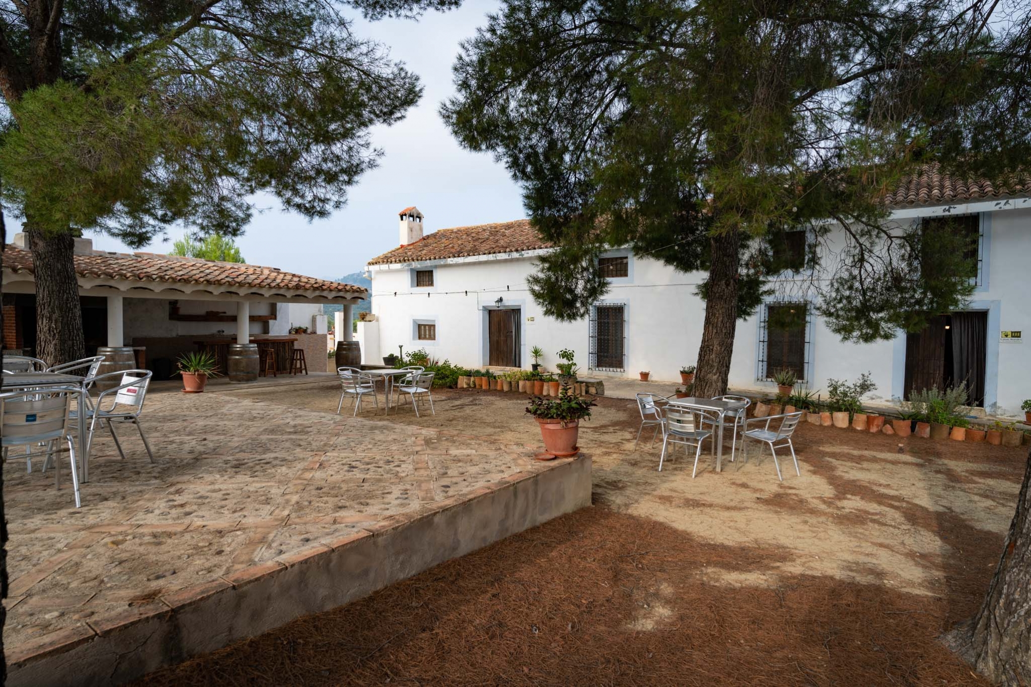 Casa rural la Zorrera Jardín y barra