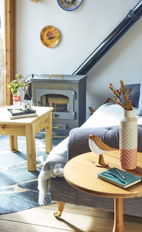 Casa rural La Encalá salon con chimenea