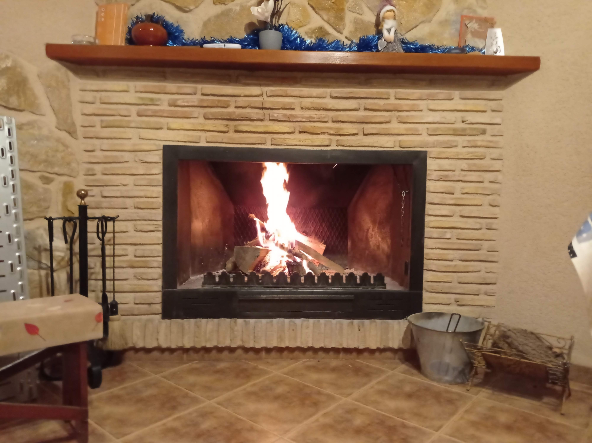 Casa Rural Camille chimenea salon