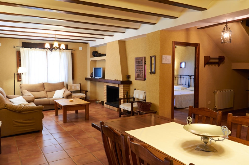 Casa Rural Camaretas y las Encinas Detalle salón-comedor casa Camaretas 1