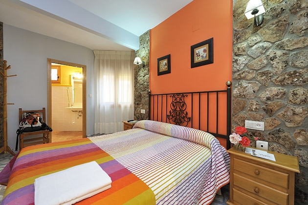 Miralmundo Alojamientos Rurales Aýna Hostal Rural | Habitación con cama de matrimonio.